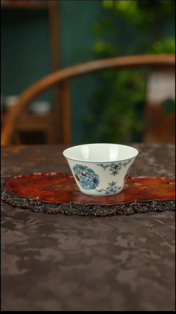手绘青花斗彩团菊主人杯