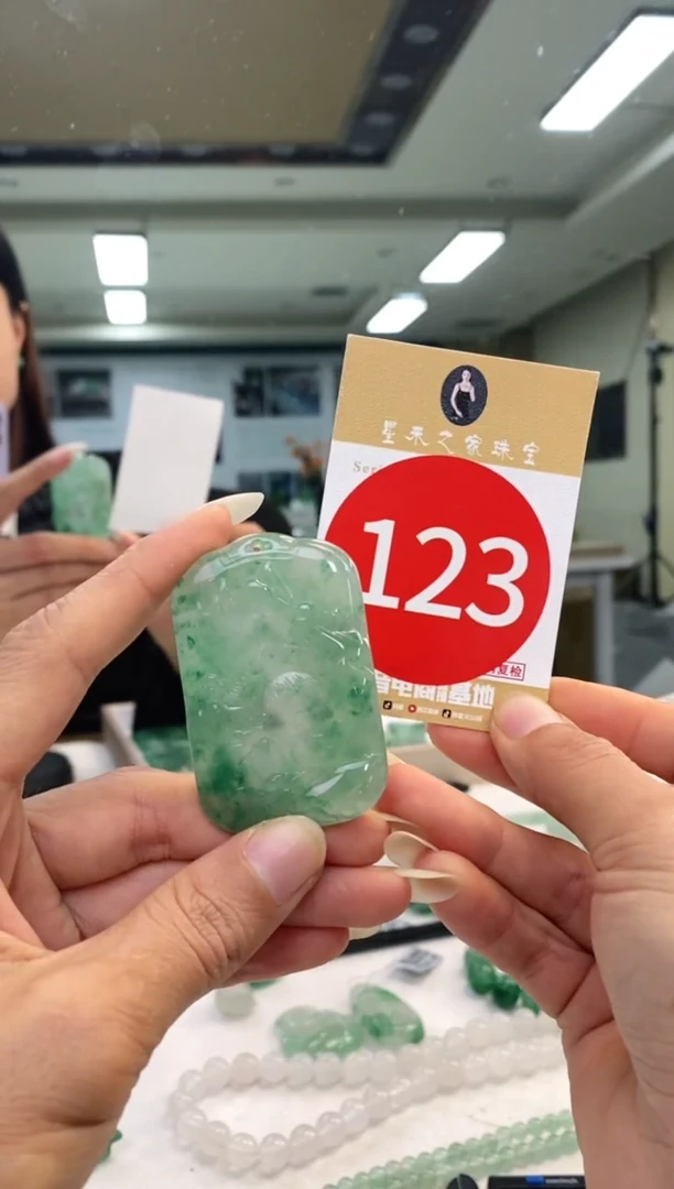 颈饰未镶嵌石英质玉山水+123