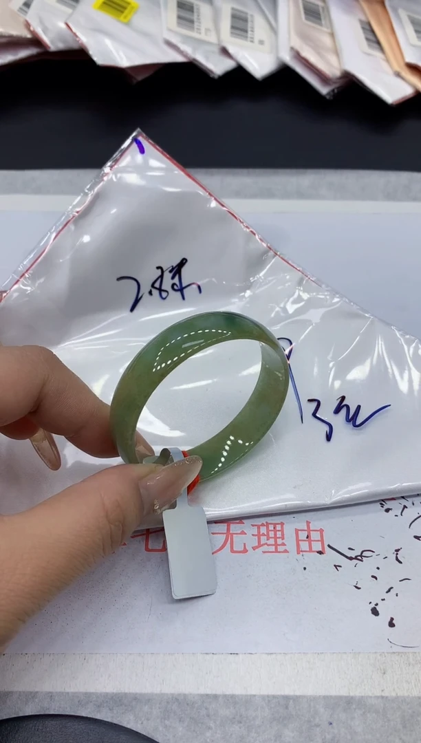 翡翠手镯未镶嵌3缅甸翡翠手镯