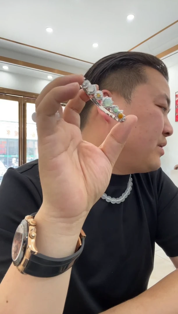 翡翠手镯未镶嵌银手镯