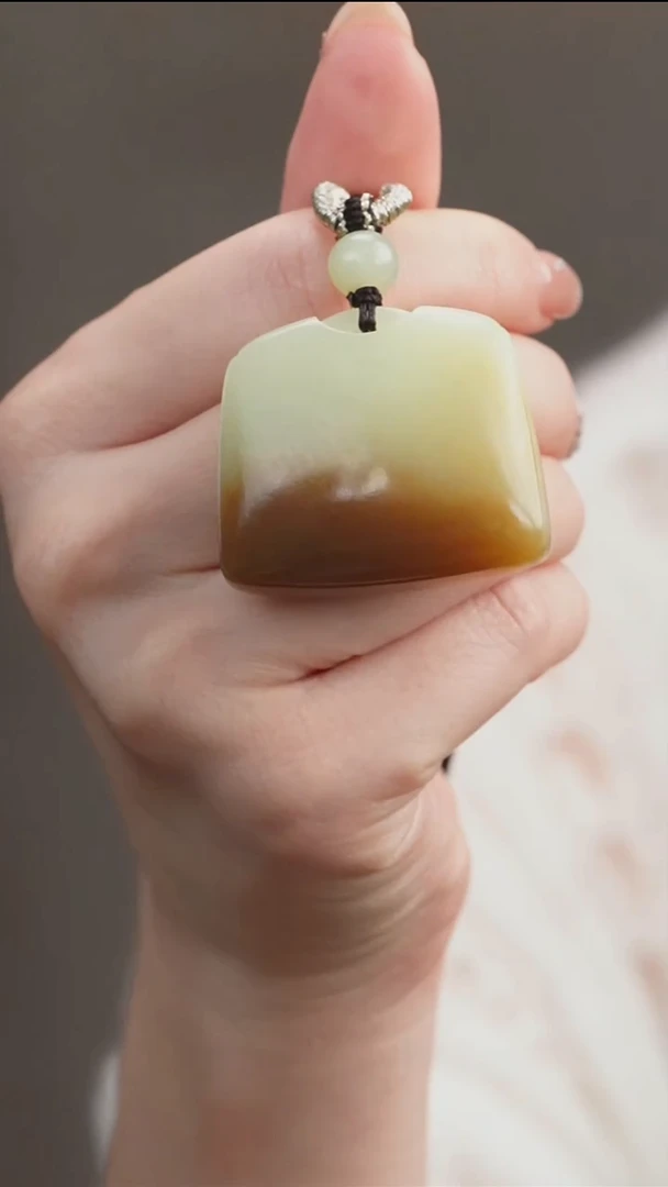 吊坠(赠链)未镶嵌岫岩老玉（透闪石质玉）包有钱