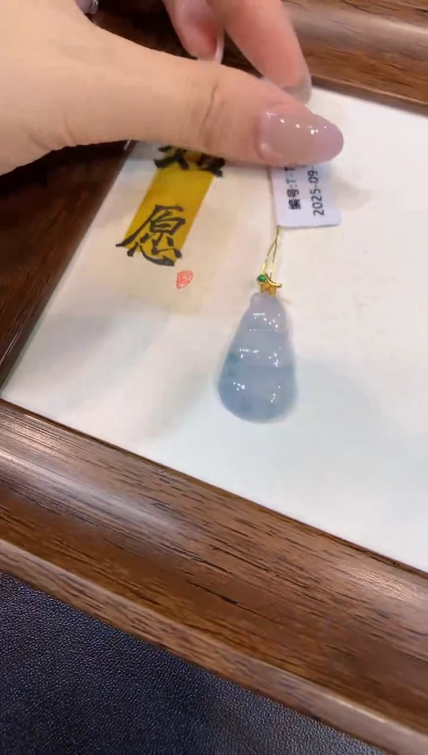 颈饰18K金镶嵌翡翠福豆