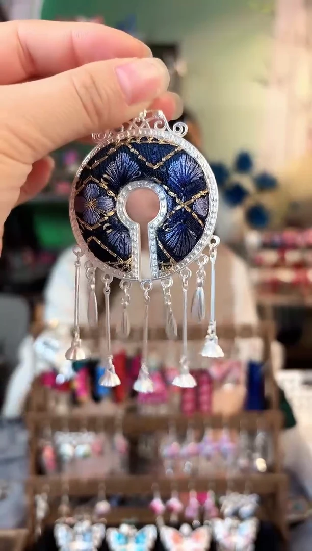 彩云南阁非遗老绣饰品506*