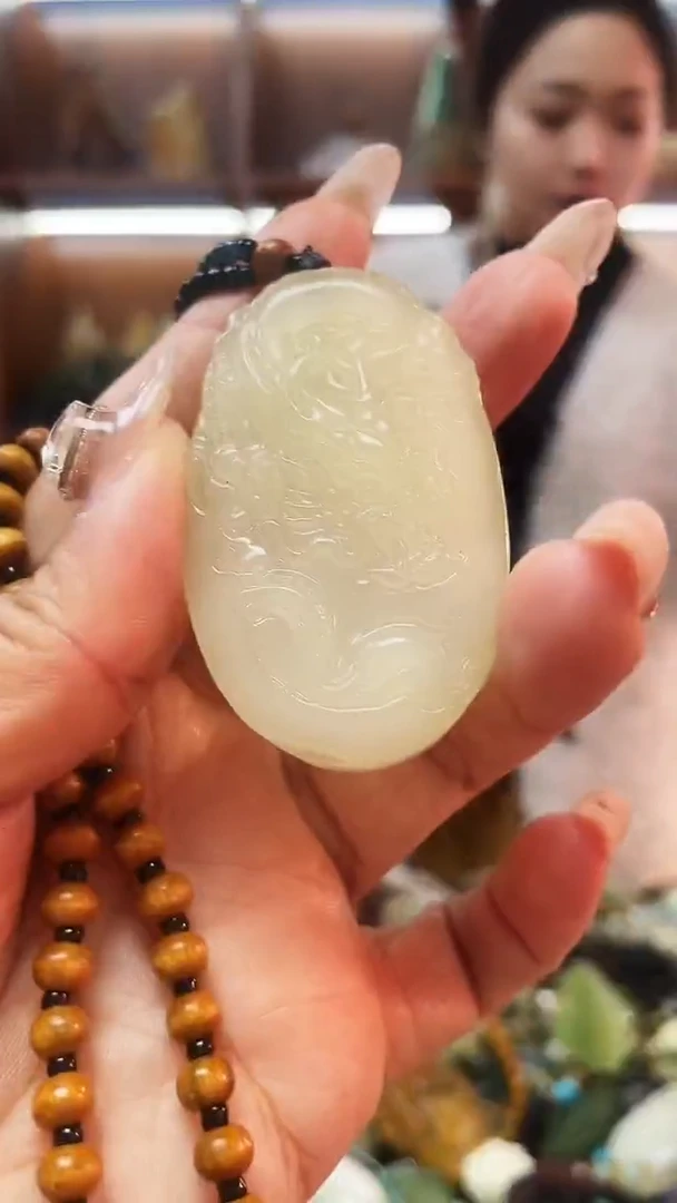 未镶嵌蛇纹石玉吊坠