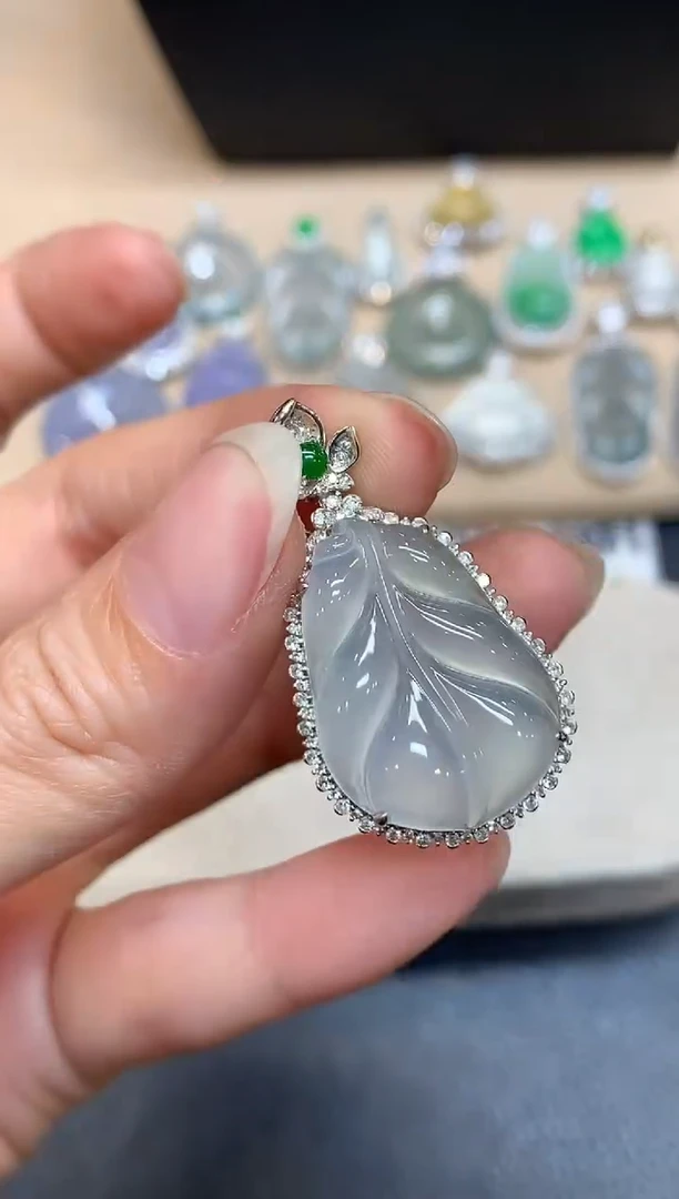 颈饰18K金镶嵌翡翠芭蕉叶【无服务费