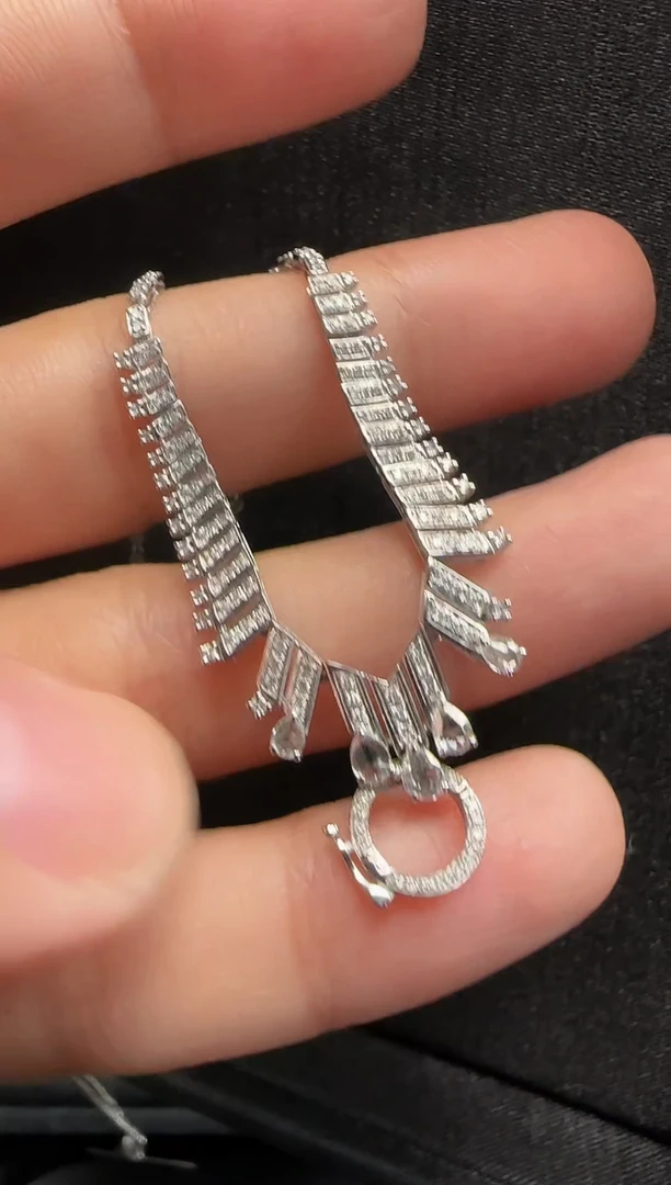 【闪购商品】钻石颈饰18K金镶嵌534 | 一条