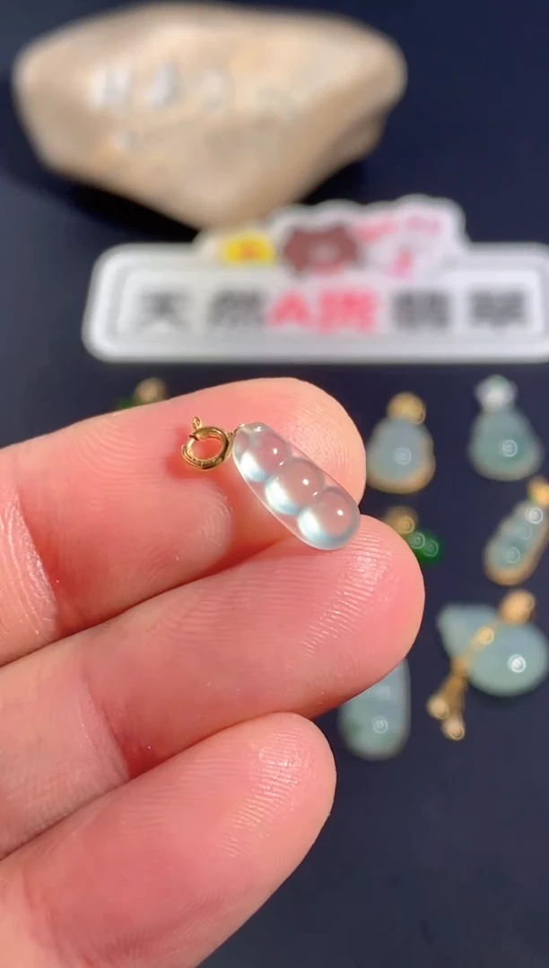 颈饰18K金镶嵌翡翠