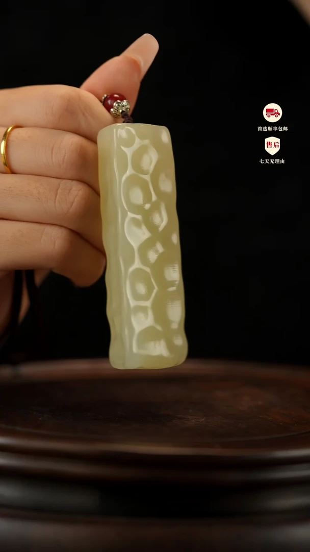 云南石竹叶青雕刻：小奶酪手把件摆件