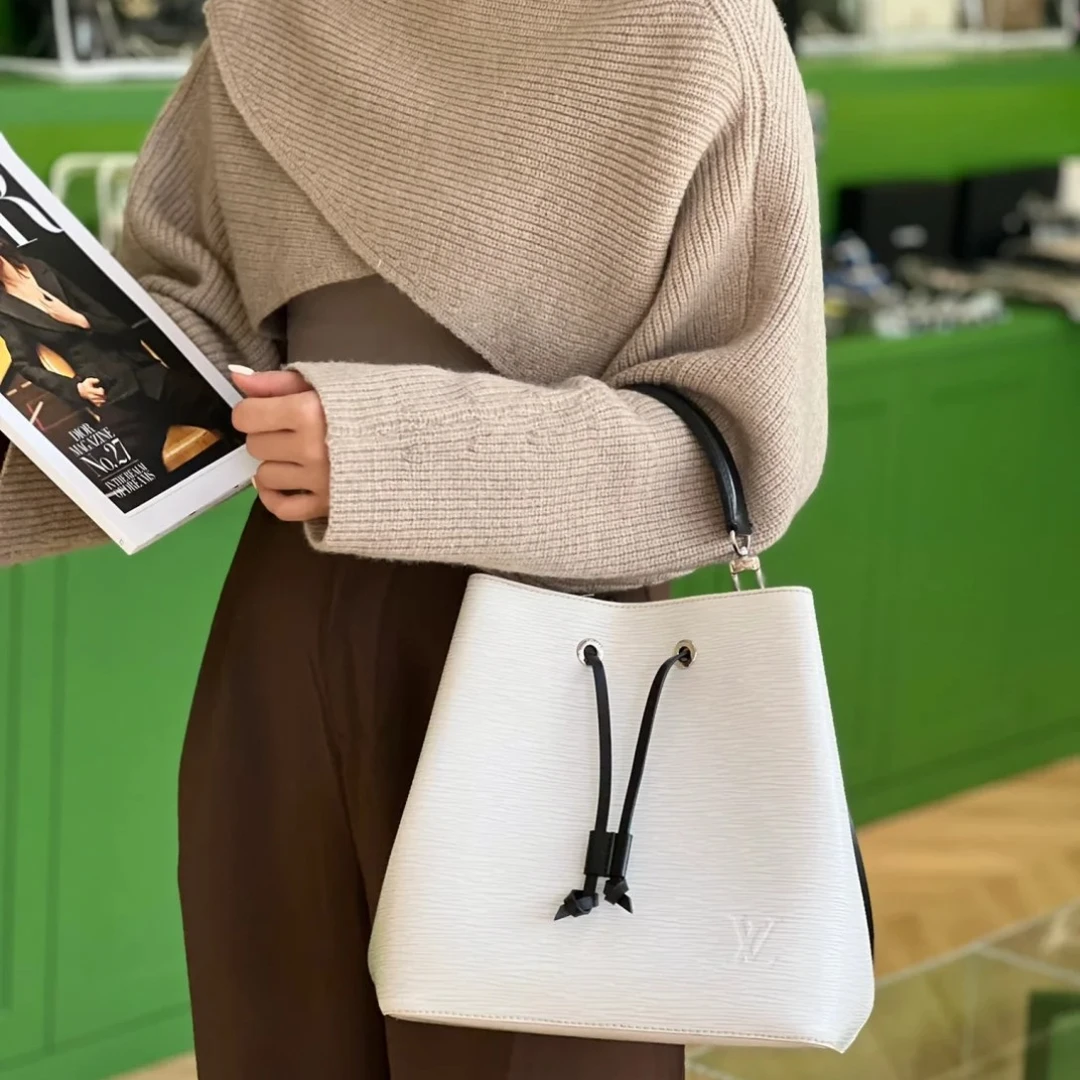 99新 LV 水波纹水桶包，熊猫配色内里撞色设计，18年编码