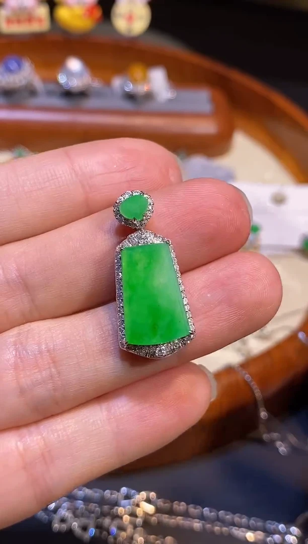 【闪购商品】翡翠颈饰18K金镶嵌吊坠