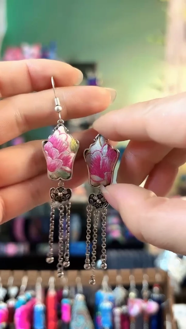 彩云南阁非遗老绣饰品656*