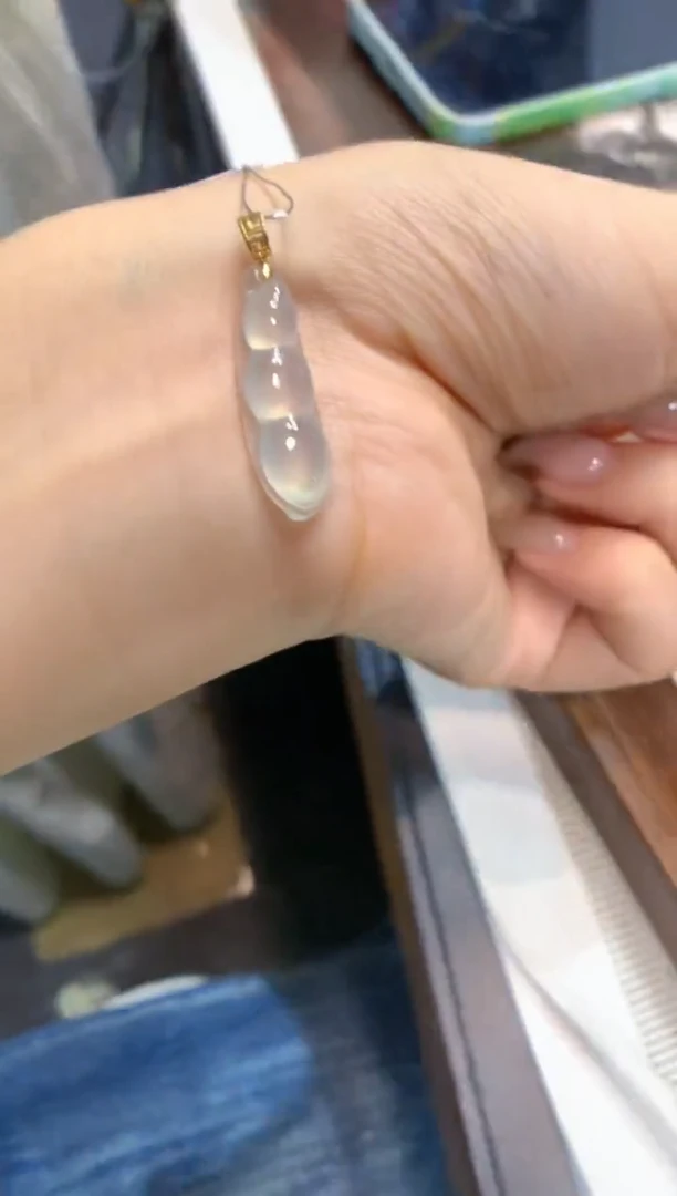 颈饰18K金镶嵌翡翠福豆