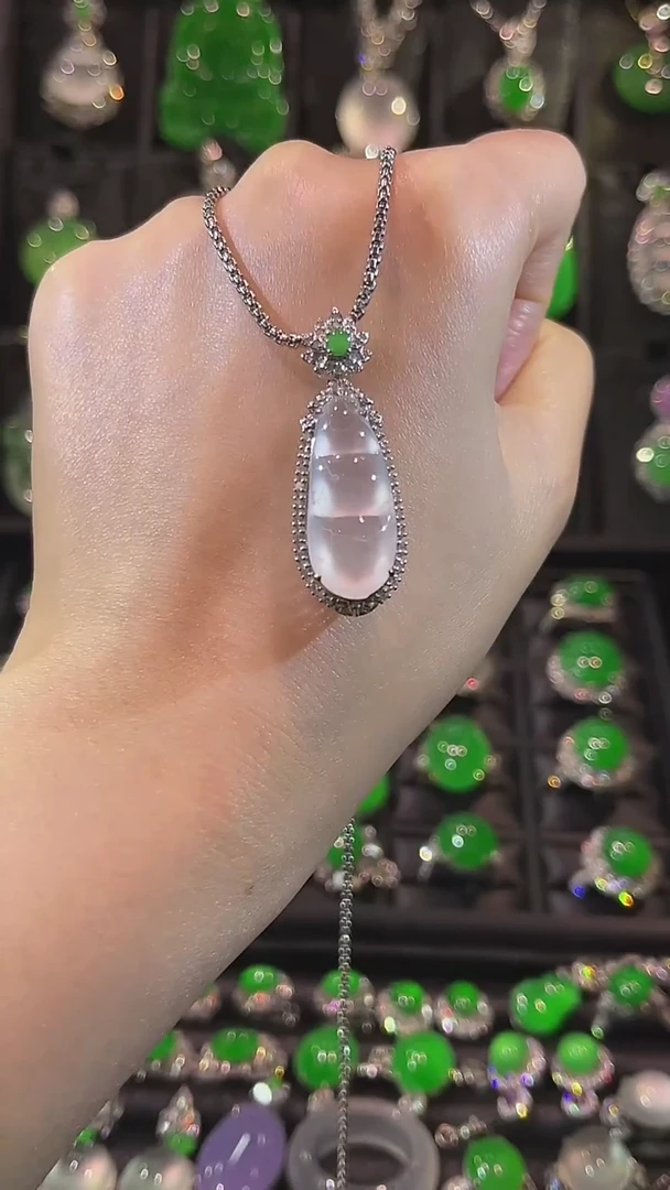 颈饰18K金镶嵌翡翠吊坠