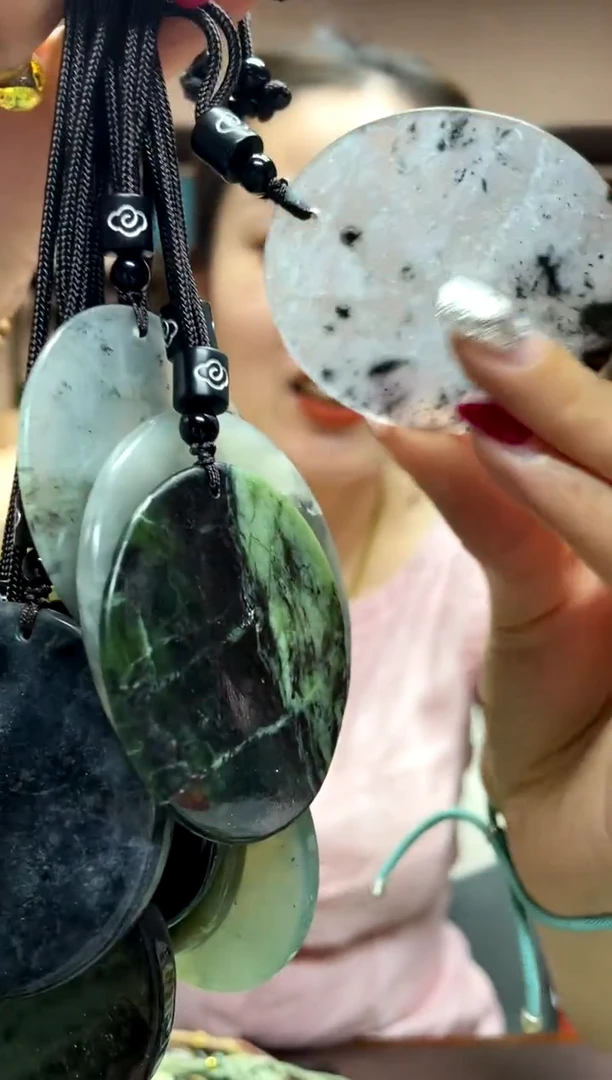 岫玉未镶嵌吊坠多样性发货发其中之一微瑕