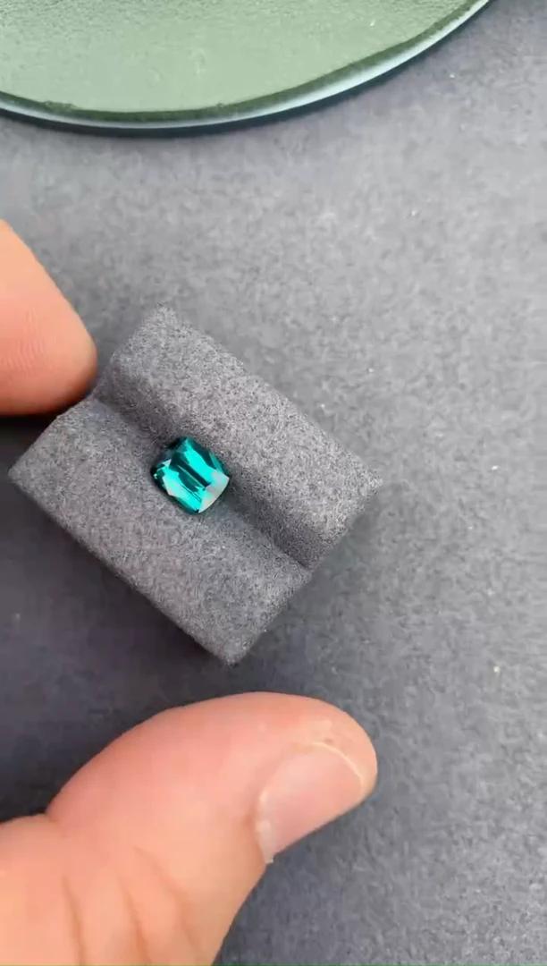 未镶嵌裸石碧玺1.4ct 蓝碧玺