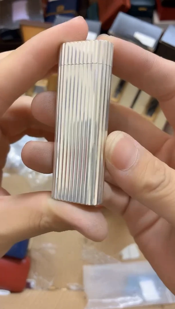 卡圆柱银竖条打火机