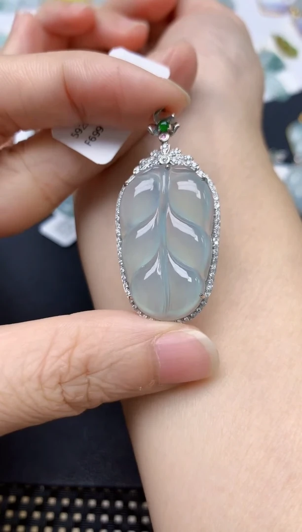 翡翠18K金镶嵌颈饰天然缅甸A货翡翠