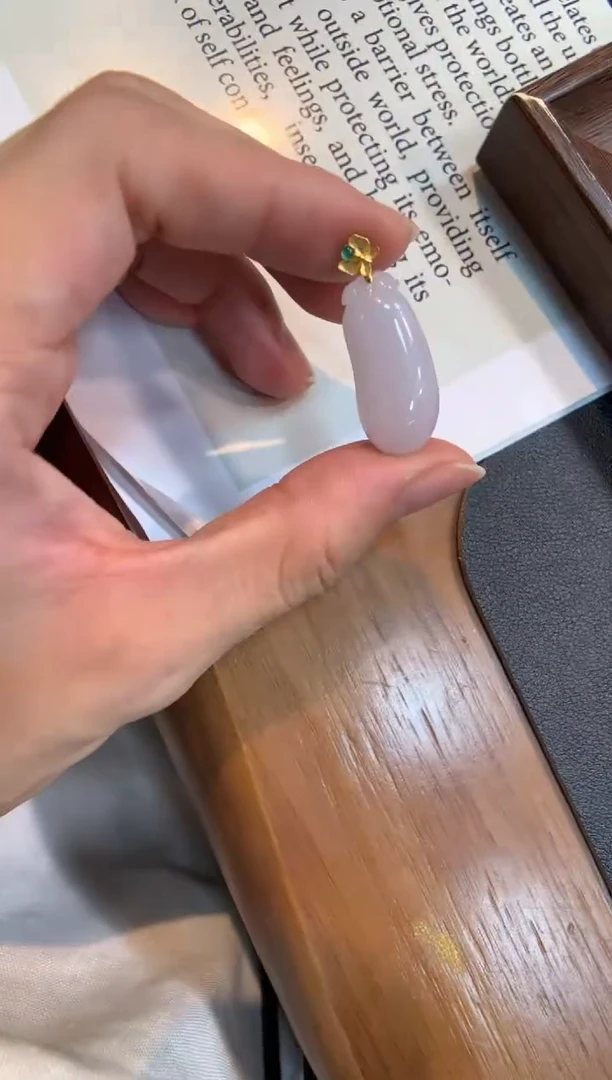 翡翠18K金镶嵌颈饰福瓜