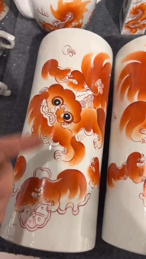 摆件瓷摆件瓷摆件红狮子冒桶