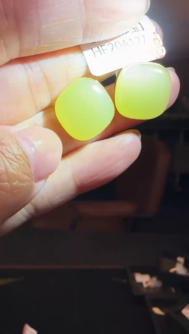 18K金镶嵌和田玉耳饰方糖