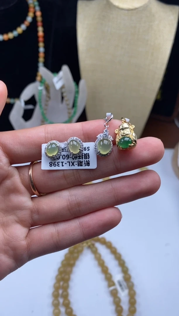 颈饰未镶嵌翡翠哈*哈天然翡翠珠子多样性
