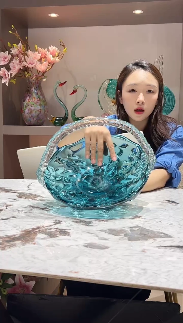 蓝色手提艺术果篮