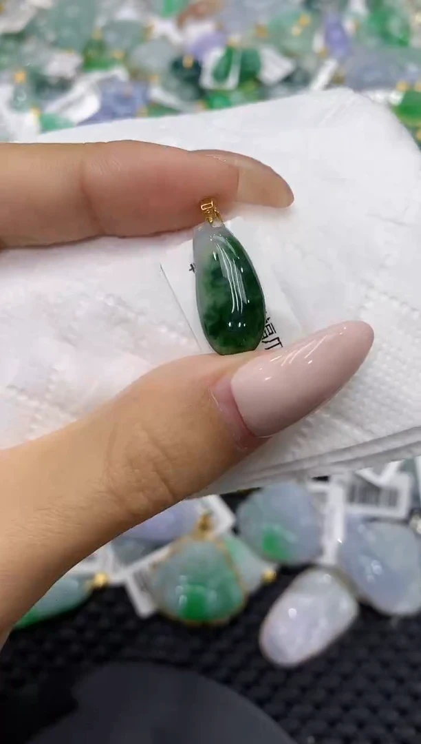 颈饰18K金镶嵌翡翠111111111111