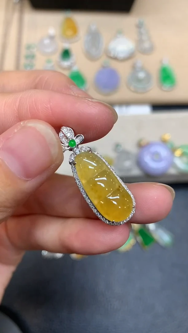 颈饰18K金镶嵌翡翠福豆【无服务费