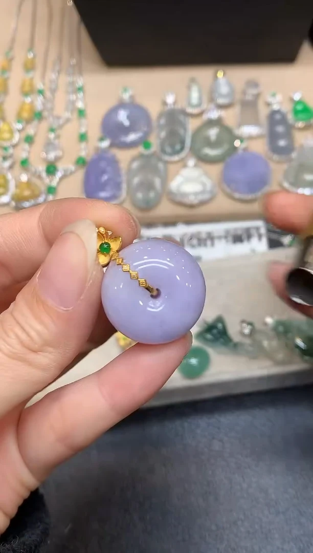 颈饰18K金镶嵌翡翠平安扣【无服务费