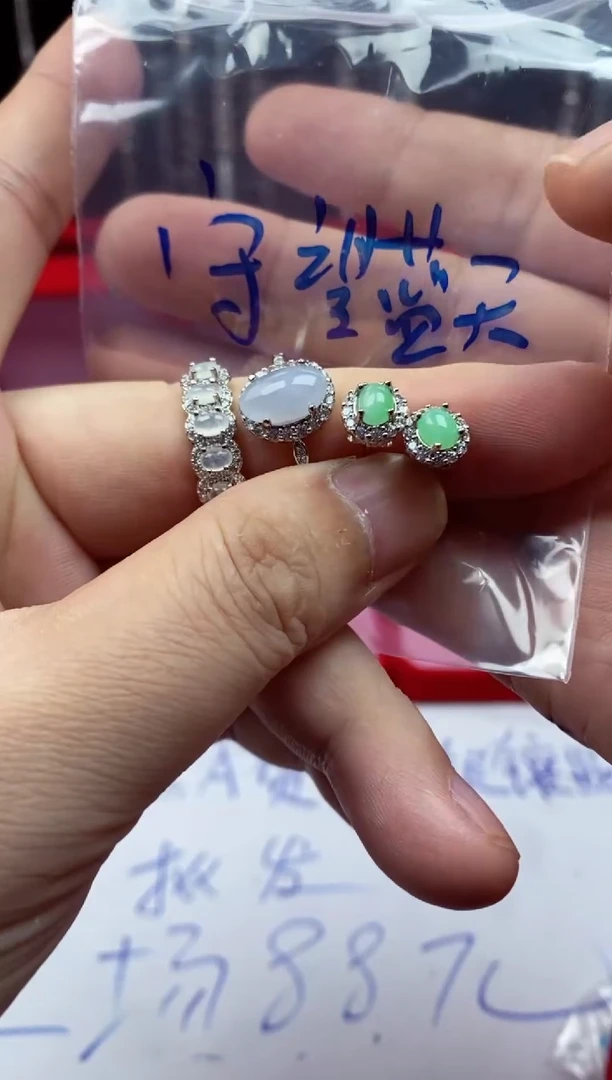 未镶嵌戒指翡翠守**天翡翠吊坠