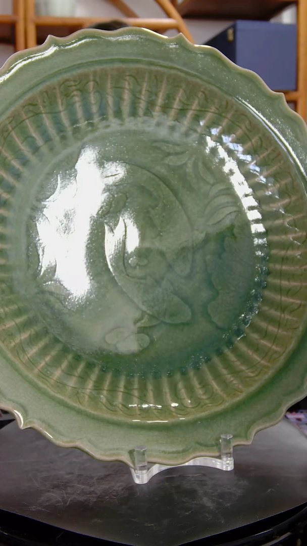 盘龙泉青釉暗刻双鱼纹葵口大盘#875#