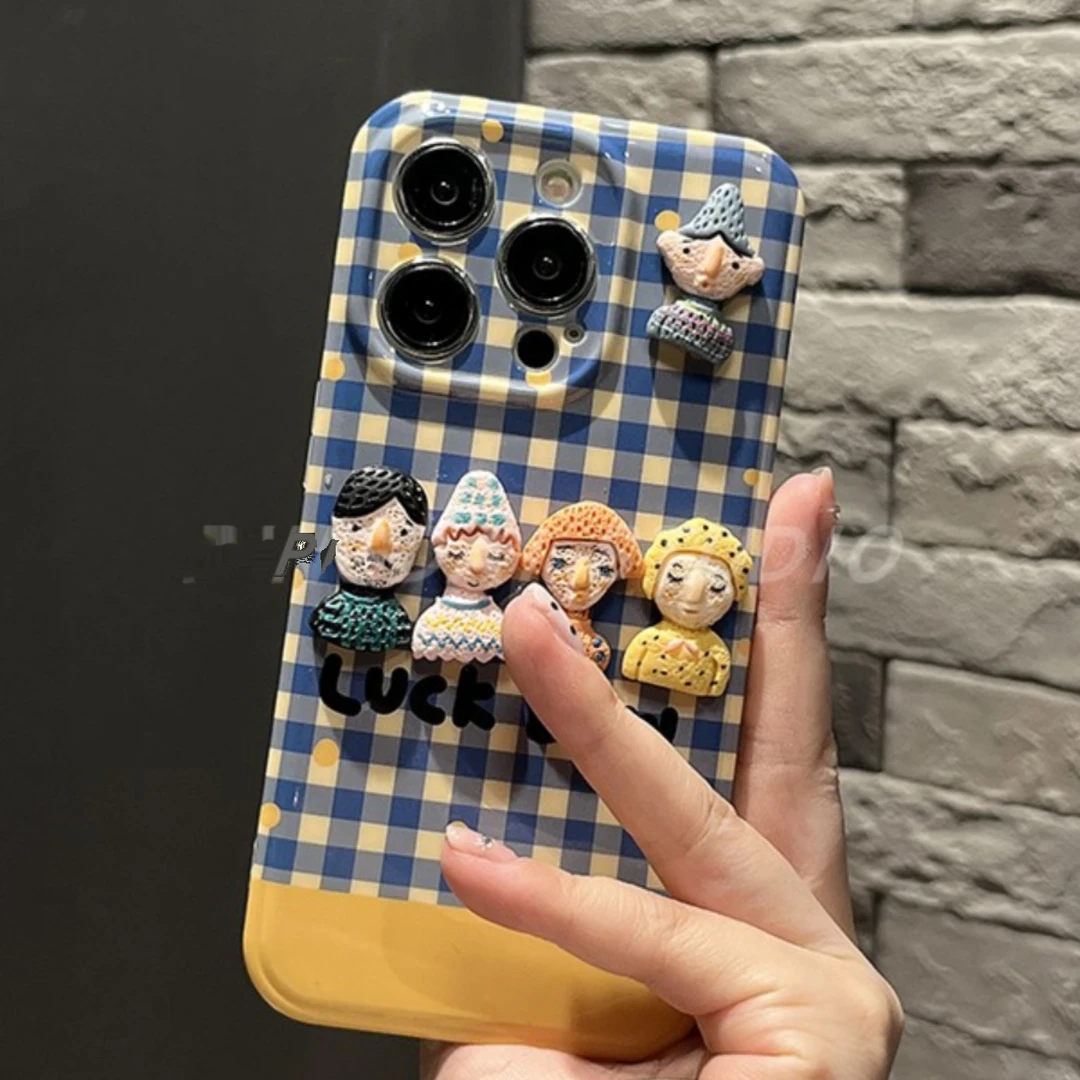 适用苹果15pro手机壳英文小蓝格子人形公仔iphone16promax