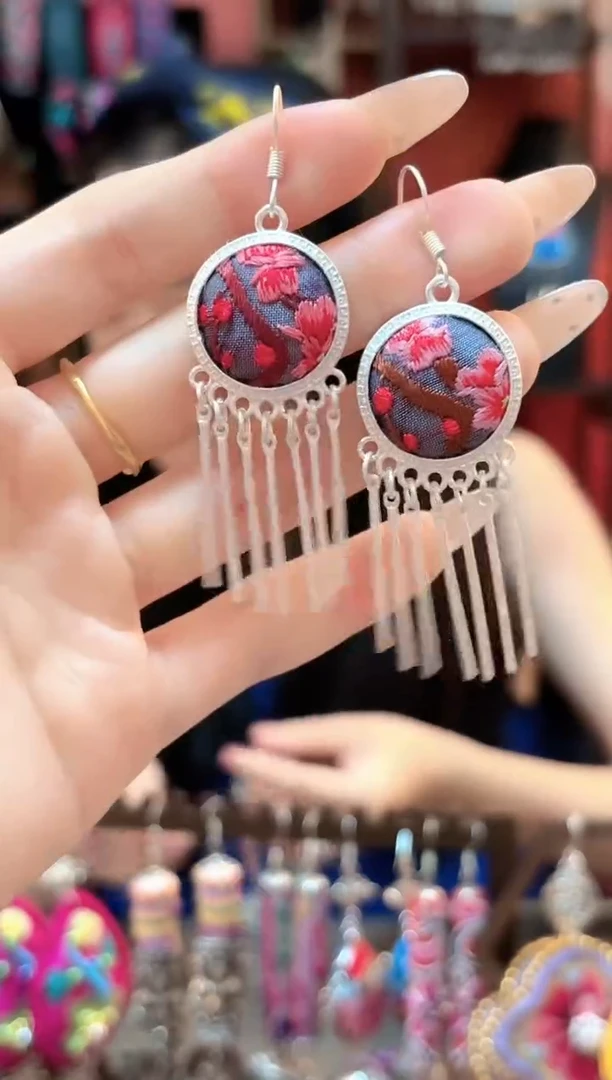 织绣云织瑶老绣饰品65