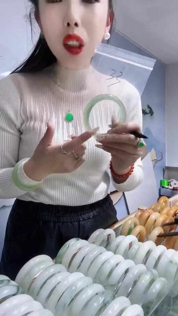 【闪购商品】蛇纹石玉手镯未镶嵌岫玉手镯63-64圈口 有纹微瑕