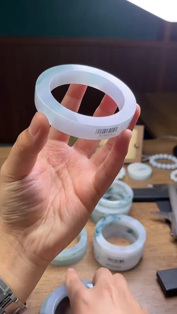 未镶嵌手镯定制翡翠百**侵定制