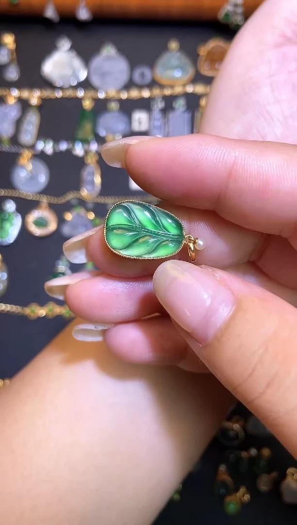 翡翠18K金镶嵌吊坠(不含链)1