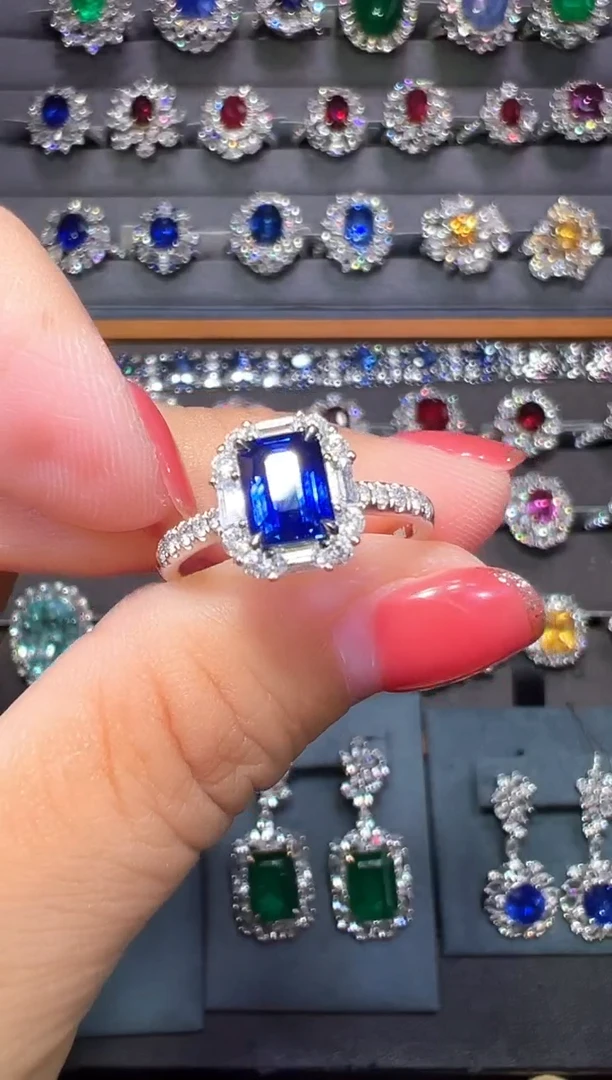 戒指蓝宝石18K金镶嵌