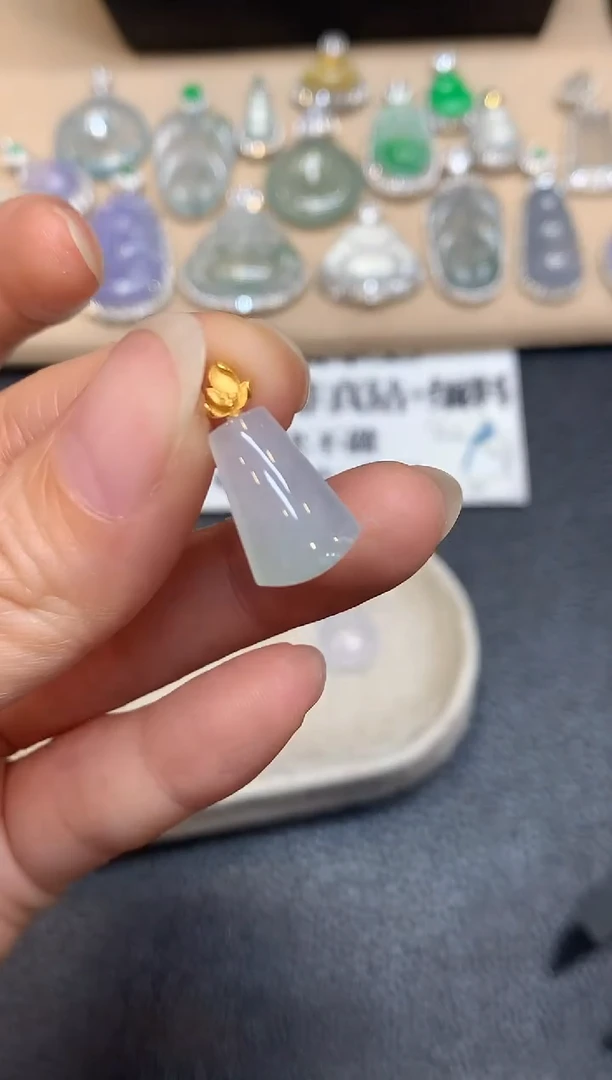 颈饰18K金镶嵌翡翠无事柱【无服务费