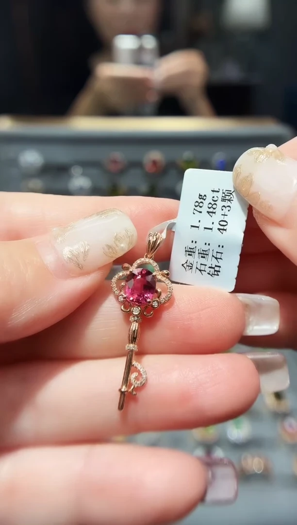 颈饰18K金镶嵌碧玺1.48.