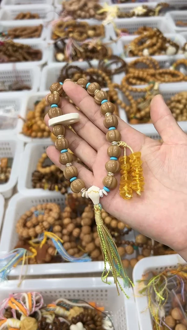 琥珀吊坠(赠链)未镶嵌diy猴头卡12mm左右鲨鱼背 设计款 手持