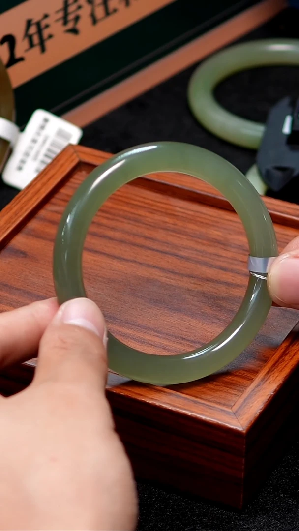 和田玉手镯未镶嵌58圈口高冰葡萄肉镯