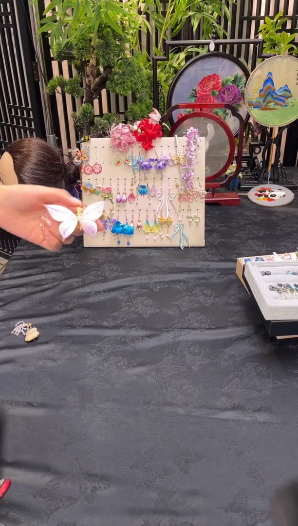 织绣蓝**蝶非遗苏绣饰品