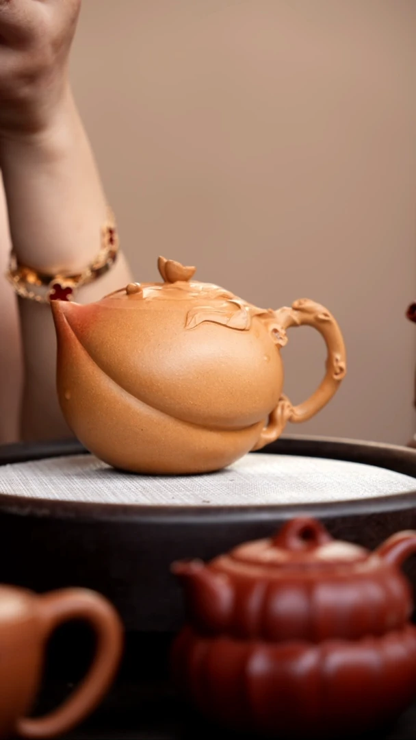 茶壶紫砂握**瑜段泥寿桃壶