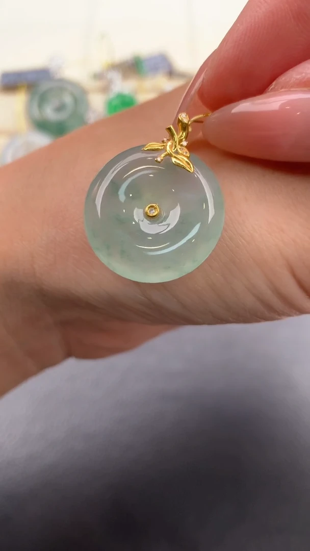 翡翠18K金镶嵌颈饰Q654