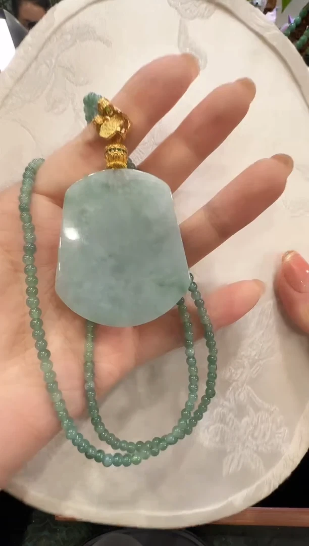 翡翠未镶嵌颈饰国风