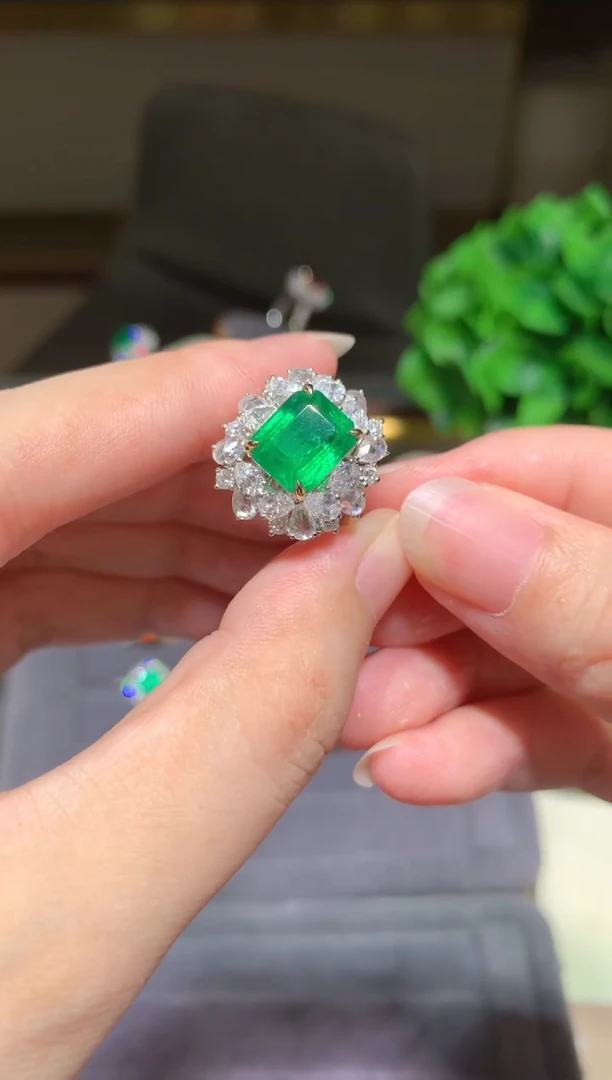 祖母绿戒指18K金镶嵌3.29CT