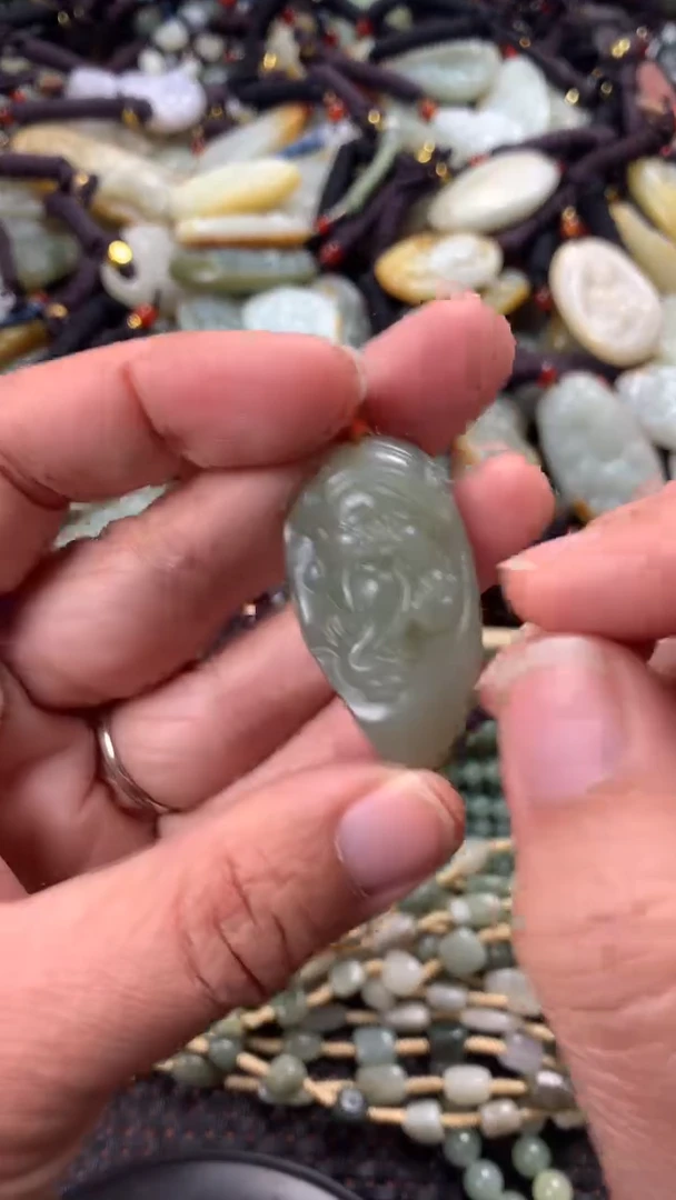 【闪购商品】和田玉颈饰未镶嵌多样性发货没有证书拍一发一有瑕