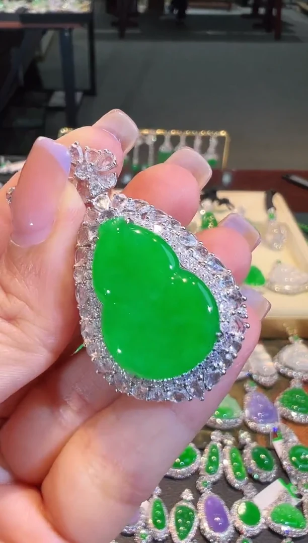 【闪购商品】翡翠颈饰18K金镶嵌翡翠