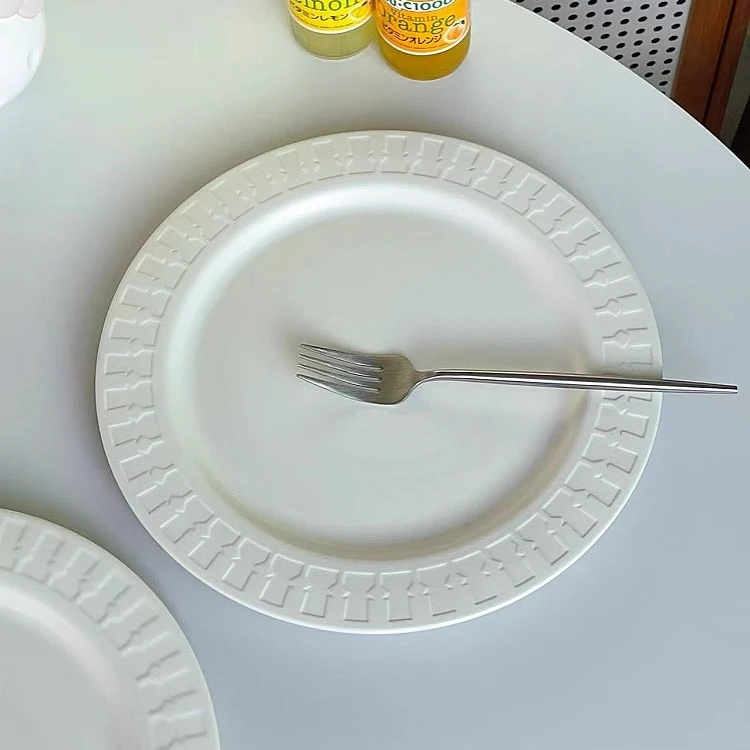 法式简约奶白11英寸陶瓷盘子家用圆形餐盘浮雕耐高温餐具白色平盘