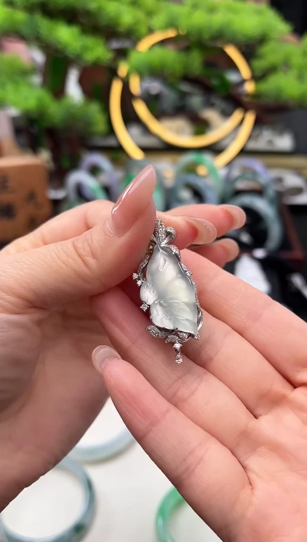 颈饰18K金镶嵌翡翠吊坠